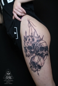 大腿雕刻风格黑色人类骷髅与皇冠纹身图案