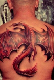 背部大红色的龙翅膀纹身图案