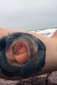 手臂魔幻的彩色写实玫瑰与水纹身图案