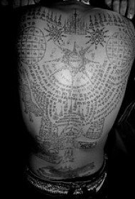 背部黑色佛教经文纹身图案