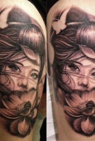 大臂亚洲风格黑白写实女人与花朵纹身图案