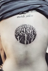 背部圆形的黑白点刺森林纹身图案