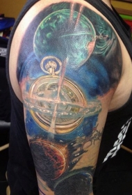 令人难以置信的彩色星球与旧时钟手臂纹身图案