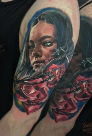 手臂old school彩色恶魔女人与玫瑰和铁丝网纹身图案