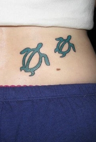 背部两个绿色乌龟简约纹身图案