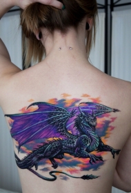 背部紫色翅膀的龙纹身图案