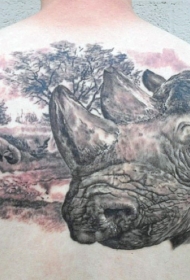 背部逼真的巨大彩色犀牛头像纹身图案