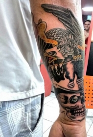 手臂神话般彩色鹰与骷髅纹身图案