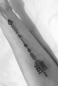 女孩手臂黑色几何风格箭头纹身图案