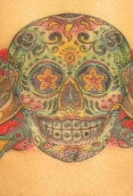 腰部彩色墨西哥骷髅与花朵纹身图案