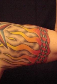 手臂上的火焰和星星纹身图案