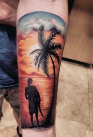 彩色的海岸边人像和棕榈树手臂纹身图案