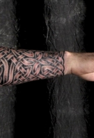 男性小臂凯尔特图腾黑色纹身图案