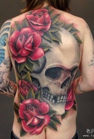 满背骷髅和巨大的红色玫瑰写实纹身图案