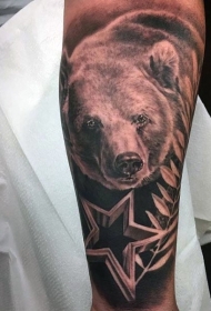 可怕的黑白写实熊与五角星手臂纹身图案