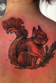 背部漂亮的松鼠彩绘纹身图案