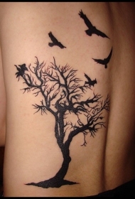 男人背部树和鸟纹身图案