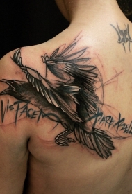 背部黑色线条个性的乌鸦字母纹身图案