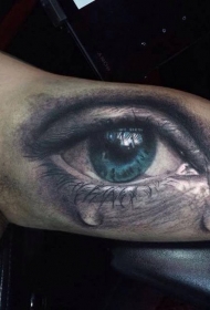 写实蓝色的流泪眼睛手臂纹身图案