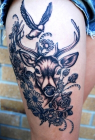 大腿old school野生鹿花朵和小鸟纹身图案