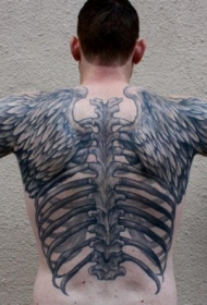 满背和手臂灰色的人体骨架与羽毛翅膀纹身图案