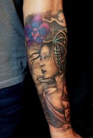 小臂美丽的女性与紫罗兰花朵纹身图案