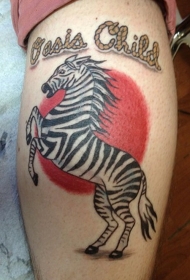 小腿彩色的斑马与红色的太阳字母纹身图案