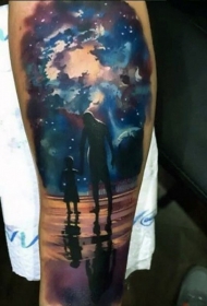 手臂可爱的父子背影和夜空彩绘纹身图案