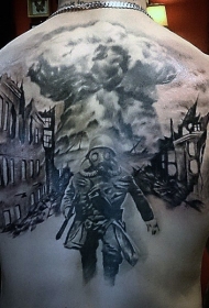 背部戏剧设计的黑白军事主题纹身图案