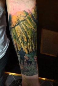 手臂可爱的五彩森林人像与狗纹身图案