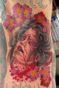 可怕的彩色割头女性生首与花朵纹身图案