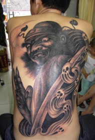 背部神秘战士与鬼骷髅纹身图案
