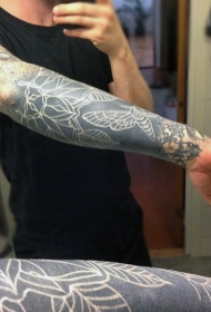 手臂简约的黑白蝴蝶花纹身图案
