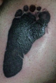 背部孩子的脚印黑色纹身图案