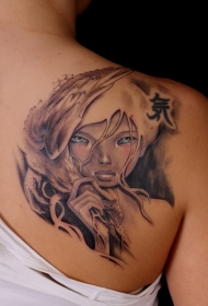 背部亚洲卡通神秘的女人与鹰和蓝眼睛纹身图案