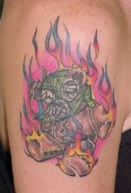 大臂泰迪熊和火焰纹身图案