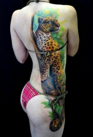背部自然写实的彩色逼真豹子与蝴蝶纹身图案