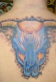 背部蓝色的牛头与火焰纹身图案