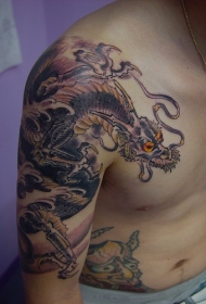 男性肩部亚洲龙个性纹身图案