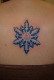 背部美丽的蓝色雪花纹身图案