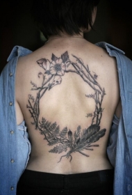 背部野生花卉植物纹身图案