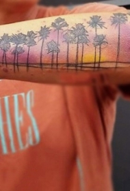 手臂彩色海滩与一排棕榈树纹身图案