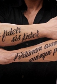 手臂黑色粗体的拉丁文字母纹身图案