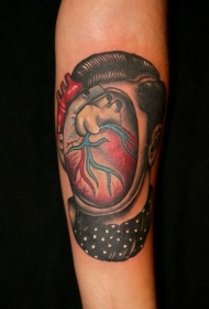 有趣的心脏和匿名肖像彩色手臂纹身图案