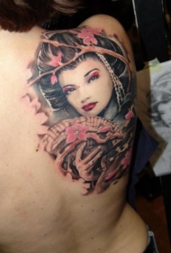 背部日本传统的彩绘美丽艺妓纹身图案