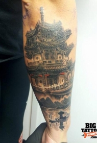 小臂美丽的彩色古代亚洲寺庙纹身图案