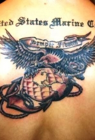 背部老鹰地球和字符纹身图案