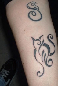 手臂黑色线条的部落猫和鸽子纹身图案