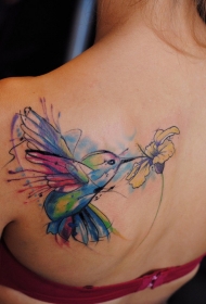 水彩画风格的蜂鸟纹身图案