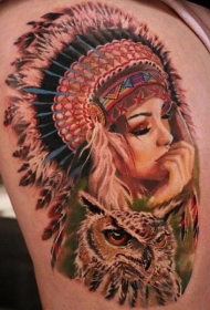 大腿美丽的彩色印度女人肖像与猫头鹰图案